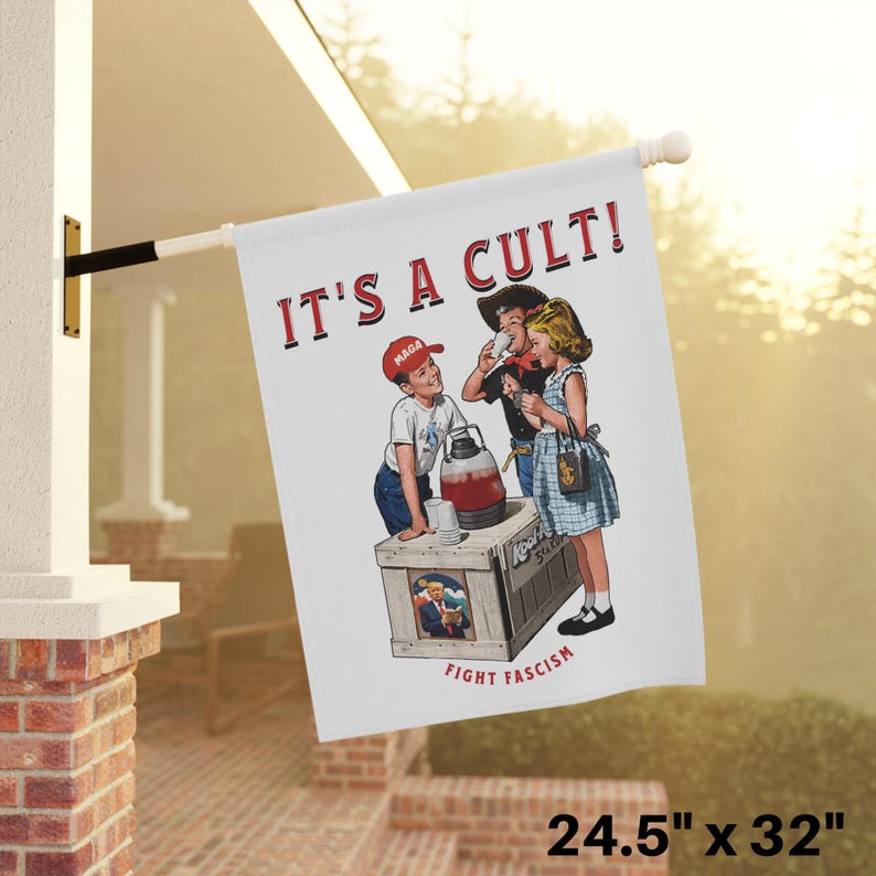 K&ouml;nnte beinhalten: Eine wei&szlig;e Flagge mit dem Text "IT'S A CULT!" in roten Buchstaben. Die Flagge zeigt au&szlig;erdem eine Illustration von drei Kindern, die aus einem Krug trinken, der mit "Kool-Aid" beschriftet ist. Die Flagge hat den Text "FIGHT FASCISM" unten. Die Flagge ist 62,2 cm x 81,3 cm gro&szlig;.