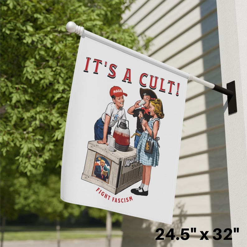 K&ouml;nnte beinhalten: Eine wei&szlig;e Flagge mit dem Text "It's a Cult!" und "Fight Fascism" darauf gedruckt. Die Flagge zeigt eine Karikatur von drei Personen, die aus einem gro&szlig;en Krug trinken, der mit "Kool-Aid" beschriftet ist. Eine Person tr&auml;gt eine rote "MAGA"-Kappe.