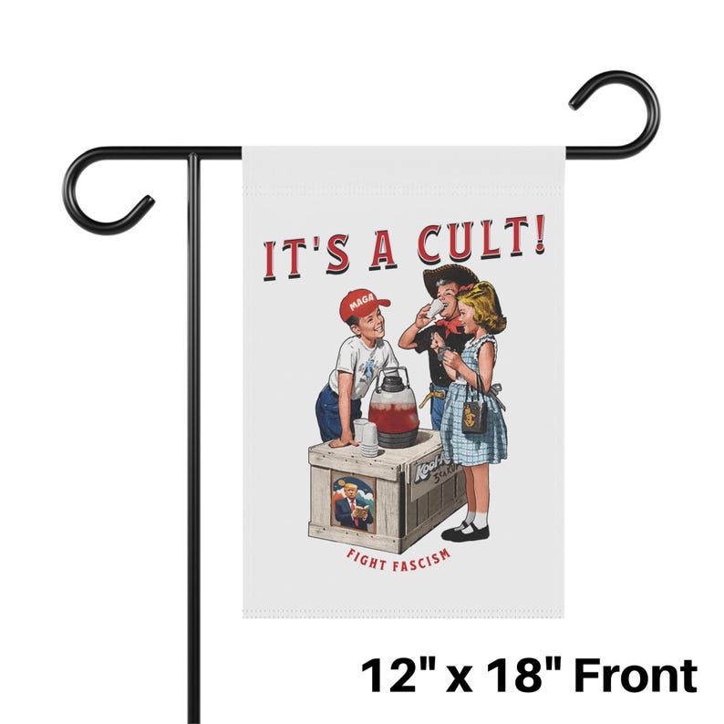 K&ouml;nnte beinhalten: Eine wei&szlig;e Gartenflagge mit einer rot-wei&szlig;-blauen Illustration von drei Kindern, die aus einem roten Krug trinken. Der Text "IT'S A CULT!" ist in rot oben auf der Flagge gedruckt. Der Text "FIGHT FASCISM" ist in rot unten auf der Flagge gedruckt. Die Flagge ist 30,5 cm x 45,7 cm gro&szlig;.