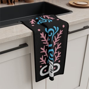 Subtle Trans Pride Microfiber Kitchen Towel, Transgender Pride, Mother’s Day Gift, Hostess Gift Ideas, Cat Lover Gift, Mom Christmas Gift imagem 3