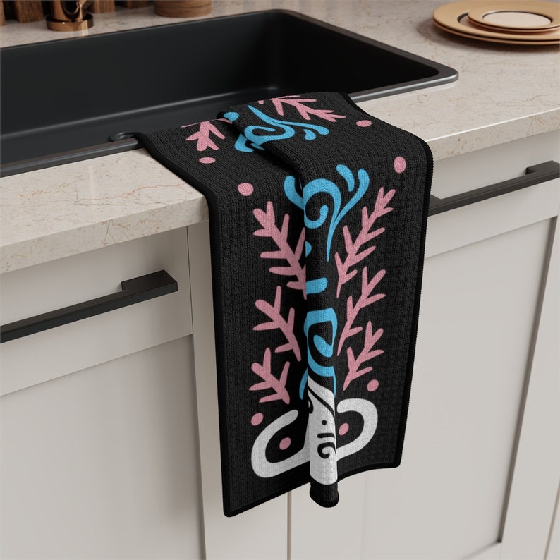 Subtle Trans Pride Microfiber Kitchen Towel, Transgender Pride, Mother’s Day Gift, Hostess Gift Ideas, Cat Lover Gift, Mom Christmas Gift imagem 3