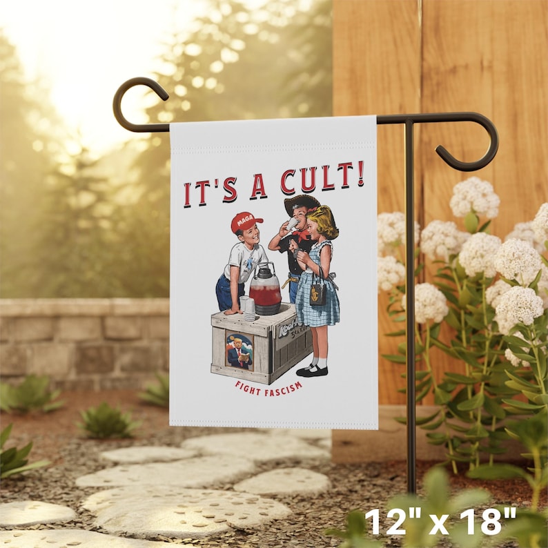 K&ouml;nnte beinhalten: Eine wei&szlig;e Gartenflagge mit einer rot-wei&szlig;en Illustration von drei Kindern, die aus einem gro&szlig;en Krug mit der Aufschrift "Kool-Aid" trinken. Der Text "IT'S A CULT!" ist in Rot oben auf der Flagge gedruckt. Der Text "FIGHT FASCISM" ist in Rot unten auf der Flagge gedruckt. Die Flagge ist 30,5 cm x 45,7 cm gro&szlig;.