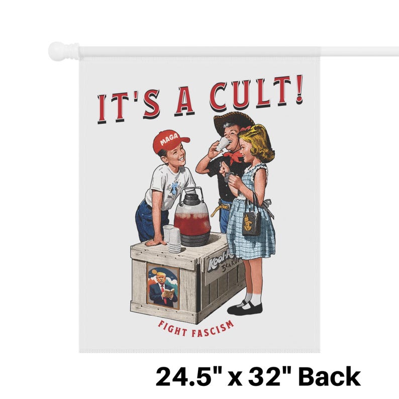 K&ouml;nnte beinhalten: Eine wei&szlig;e Flagge mit rotem Text, der "IT'S A CULT!" lautet, und einem Cartoon-Bild von drei Kindern, die aus einem Krug trinken. Die Kinder tragen rote, blaue und wei&szlig;e Kleidung. Der Krug ist mit "Kool-Aid" beschriftet und der Text "FIGHT FASCISM" ist unter dem Bild gedruckt. Die Flagge misst 62,2 cm x 81,3 cm.