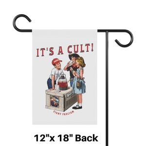 K&ouml;nnte beinhalten: Eine 30,5 cm x 45,7 cm gro&szlig;e Gartenflagge mit wei&szlig;em Hintergrund und dem Text "IT'S A CULT!" in Rot. Die Flagge zeigt eine Karikatur von drei Personen, die aus einem gro&szlig;en Krug trinken. Eine Person tr&auml;gt einen roten Hut mit dem Wort "MAGA" darauf. Die Flagge hat auch den Text "FIGHT FASCISM" unten.