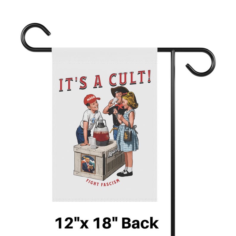 K&ouml;nnte beinhalten: Eine 30,5 cm x 45,7 cm gro&szlig;e Gartenflagge mit wei&szlig;em Hintergrund und dem Text "IT'S A CULT!" in Rot. Die Flagge zeigt eine Karikatur von drei Personen, die aus einem gro&szlig;en Krug trinken. Eine Person tr&auml;gt einen roten Hut mit dem Wort "MAGA" darauf. Die Flagge hat auch den Text "FIGHT FASCISM" unten.