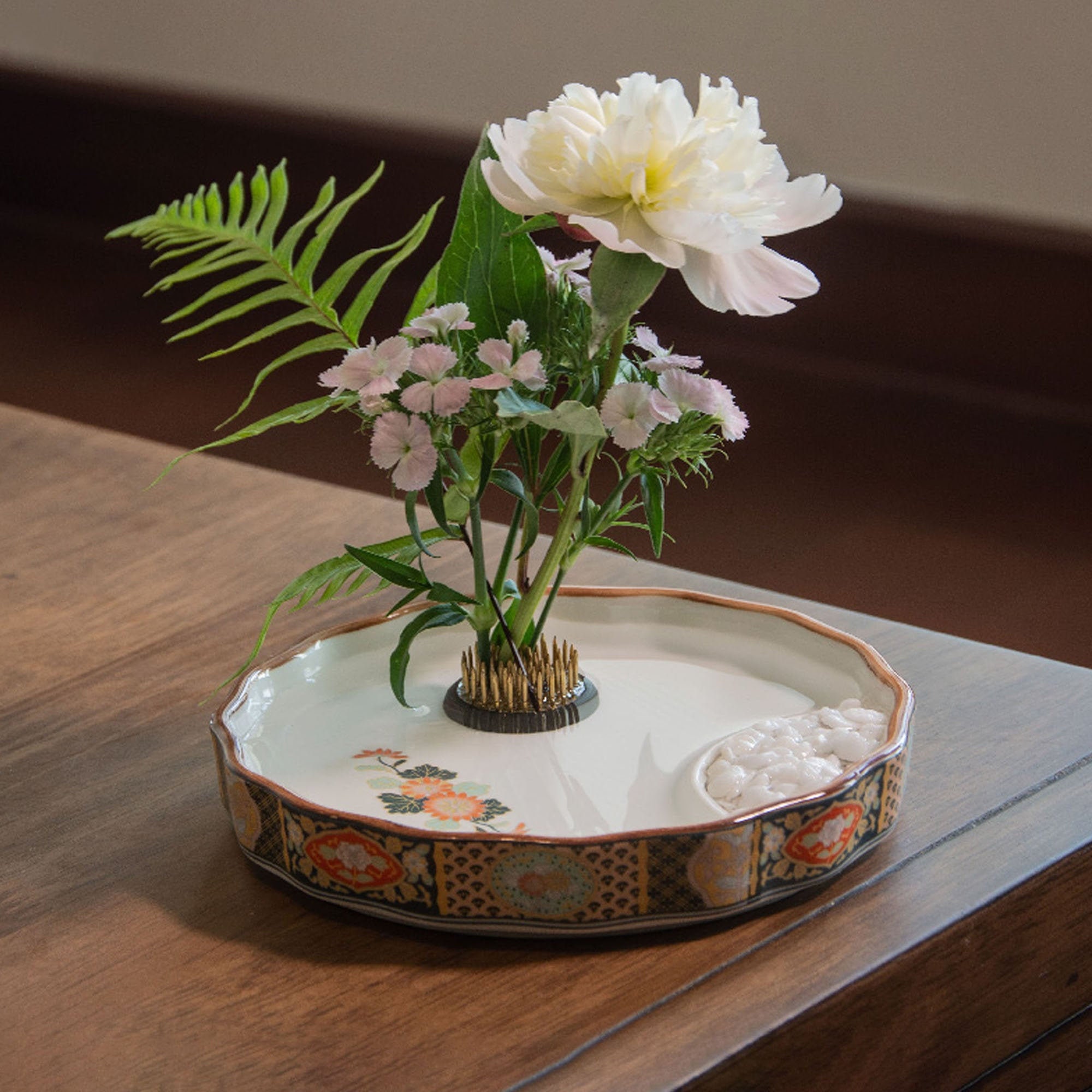 Traditional Oriental Style Ikebana Vase, Kenzan Flower Frog and Decoration  Pebble Included 