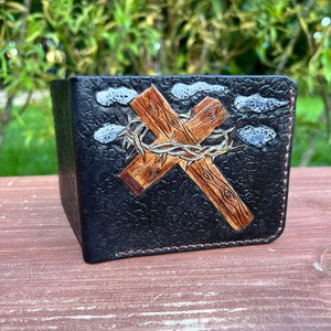 Cartera bifold de cuero hecha a mano, cruz cristiana de madera, corona de espinas