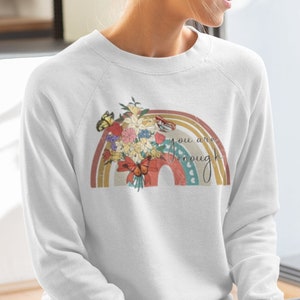 You Are Enough - Unisex Heavy Blend Crewneck Sweatshirt, Inspirierendes Shirt, Selbstbewusstsein Mantra, Retro FloralEs Regenbogen Design