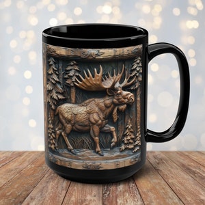Puede incluir: Taza de café de cerámica negra con un diseño de madera tallada de un alce en un entorno de bosque.
