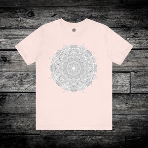 Camiseta unisex de mandala: estilo bohemio, geométrica, informal, regalo para ella/él, diseño geométrico circular. imagen 2