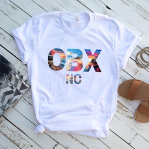 Outer Banks NC Unisex Tee - Koszulka North Carolina Beach Vacation, Odzież letnia na wybrzeżu, Prezent dla miłośnika plaży, Koszulka Ocean State, OBX NC