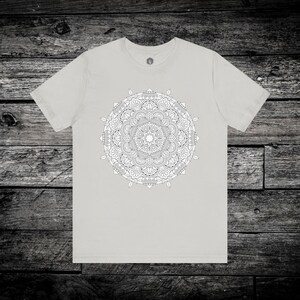 Camiseta unisex de mandala: estilo bohemio, geométrica, informal, regalo para ella/él, diseño geométrico circular. imagen 4