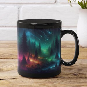 Aurora Borealis Wald Tasse - Cosmic Night Design, Wundertasse, Geschenk für Naturliebhaber, Lagerfeuer Kaffeetasse, Astronomie Geschenk