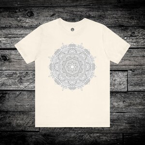 Camiseta unisex de mandala: estilo bohemio, geométrica, informal, regalo para ella/él, diseño geométrico circular. imagen 3