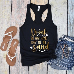 Drink in mijn hand tenen in het zand - Women&#39;s Ideal Racerback Tank, Beach Tank Top, Beach Shirt, Zomer kleding, Vakantie Top