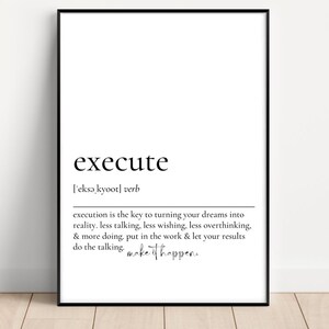 Op de afbeelding: Zwart-witte typografieprint met het woord "execute" gedefinieerd als een werkwoord. De definitie luidt: "uitvoering is de sleutel om je dromen te verwezenlijken, minder praten, minder wensen, minder overdenken, en meer doen. Doe het werk en laat je resultaten voor zich spreken."