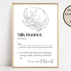 Puede incluir: Un dibujo en blanco y negro de un gorro de seda con el texto "Silk Bonnet" y la pronunciaci&oacute;n fon&eacute;tica "/silk 'b&auml;nət/" debajo de la imagen. El texto "nombre" est&aacute; debajo de la pronunciaci&oacute;n. La definici&oacute;n de la palabra "gorro de seda" se enumera debajo de la palabra "nombre". La definici&oacute;n dice: "1. protector, amigo fiel y guardi&aacute;n de tu cabello. 11. incluso cuando se desliza y desaparece misteriosamente por la noche, siempre te quedar&aacute;s a su lado. el cuidado del cabello en su m&aacute;xima expresi&oacute;n."