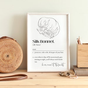 Puede incluir: Un dibujo en blanco y negro de un gorro de seda con el texto "Silk Bonnet /silk b&auml;nt/ noun 1. protector, ride-a-die, & keeper of your hair. 11. even when it slips off & mysteriously goes missing at night, you'll always stick beside 'em. hair care at finest"