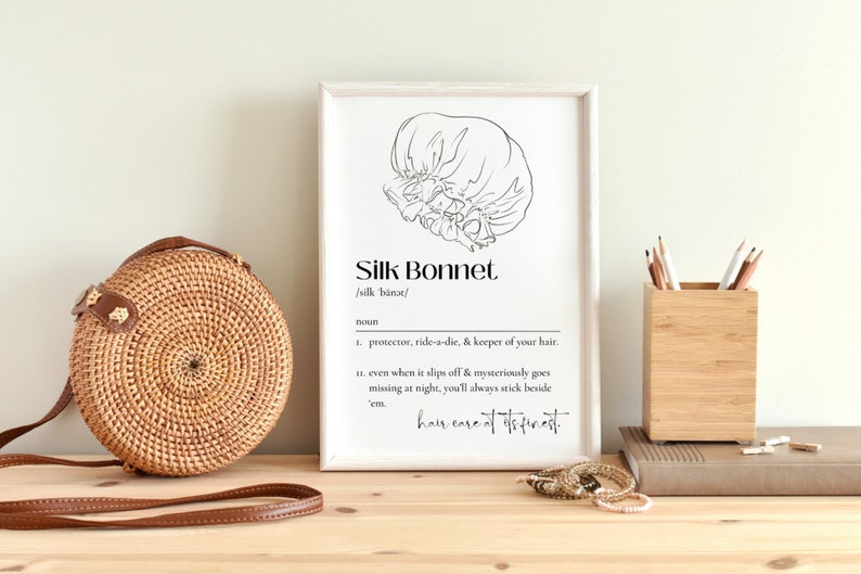 Puede incluir: Un dibujo en blanco y negro de un gorro de seda con el texto "Silk Bonnet /silk b&auml;nt/ noun 1. protector, ride-a-die, & keeper of your hair. 11. even when it slips off & mysteriously goes missing at night, you'll always stick beside 'em. hair care at finest"