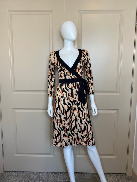 DIANE VON FURSTENBERG Printed Wrap Dress Size: 2
