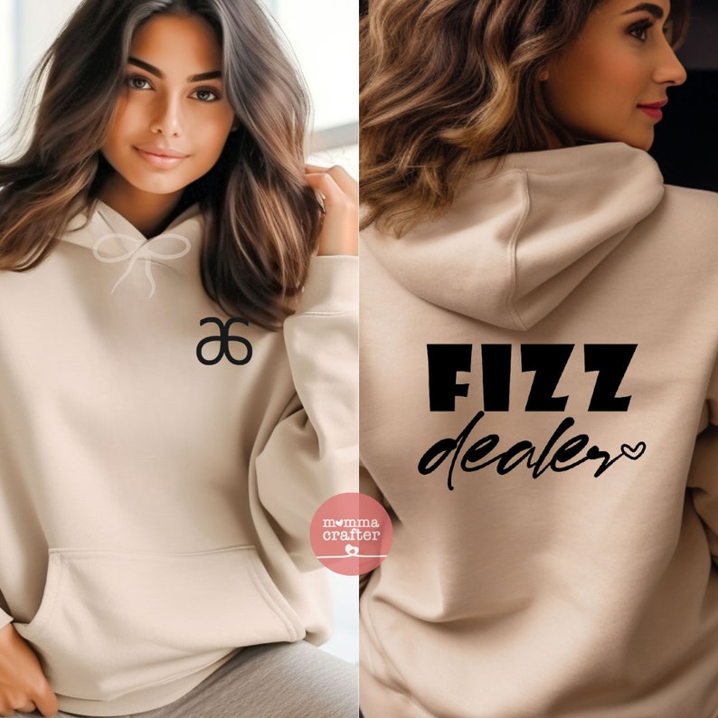 K&ouml;nnte beinhalten: Ein beiger Hoodie mit einem schwarzen Logo auf der Vorderseite und dem Text "FIZZ dealer" auf der R&uuml;ckseite. Der Hoodie hat eine Kapuze mit Kordelzug und eine K&auml;ngurutasche.