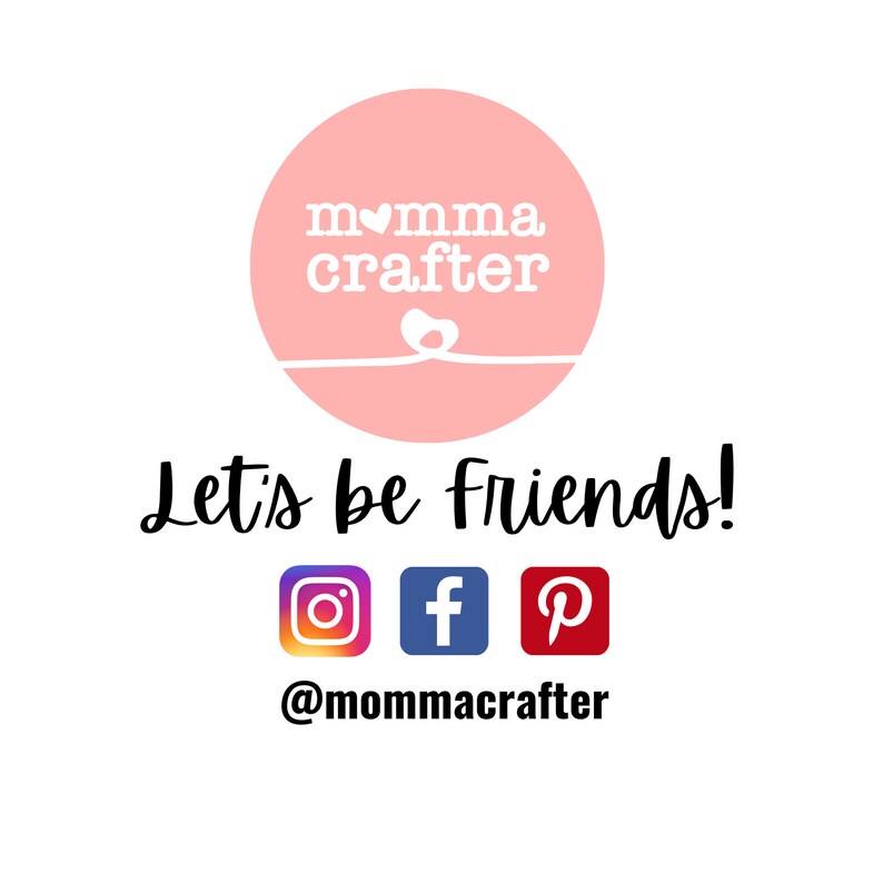K&ouml;nnte beinhalten: Rosa Kreis mit dem Text "momma crafter" und einem kleinen Herz. Unter dem Kreis steht der Text "Let's be friends!" mit Symbolen f&uuml;r Instagram, Facebook und Pinterest. Der Text "@mommacrafter" befindet sich unter den Symbolen.