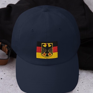 Deutsche Flagge mit Adler-Emblem-Hut - Deutschland auf der Rückseite - Deutsche Abstammung