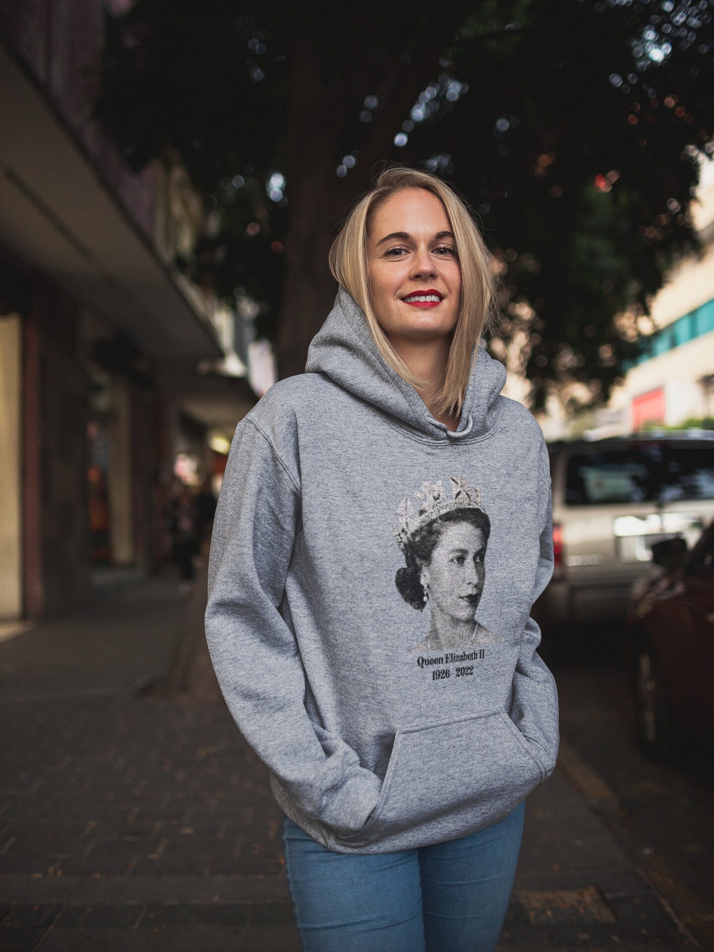 Discover Made in UK - Queen Elizabeth Sweatshirt - RIP Queen - God Save the Queen - Unisex Heavy Blend Hooded Sweatshirt