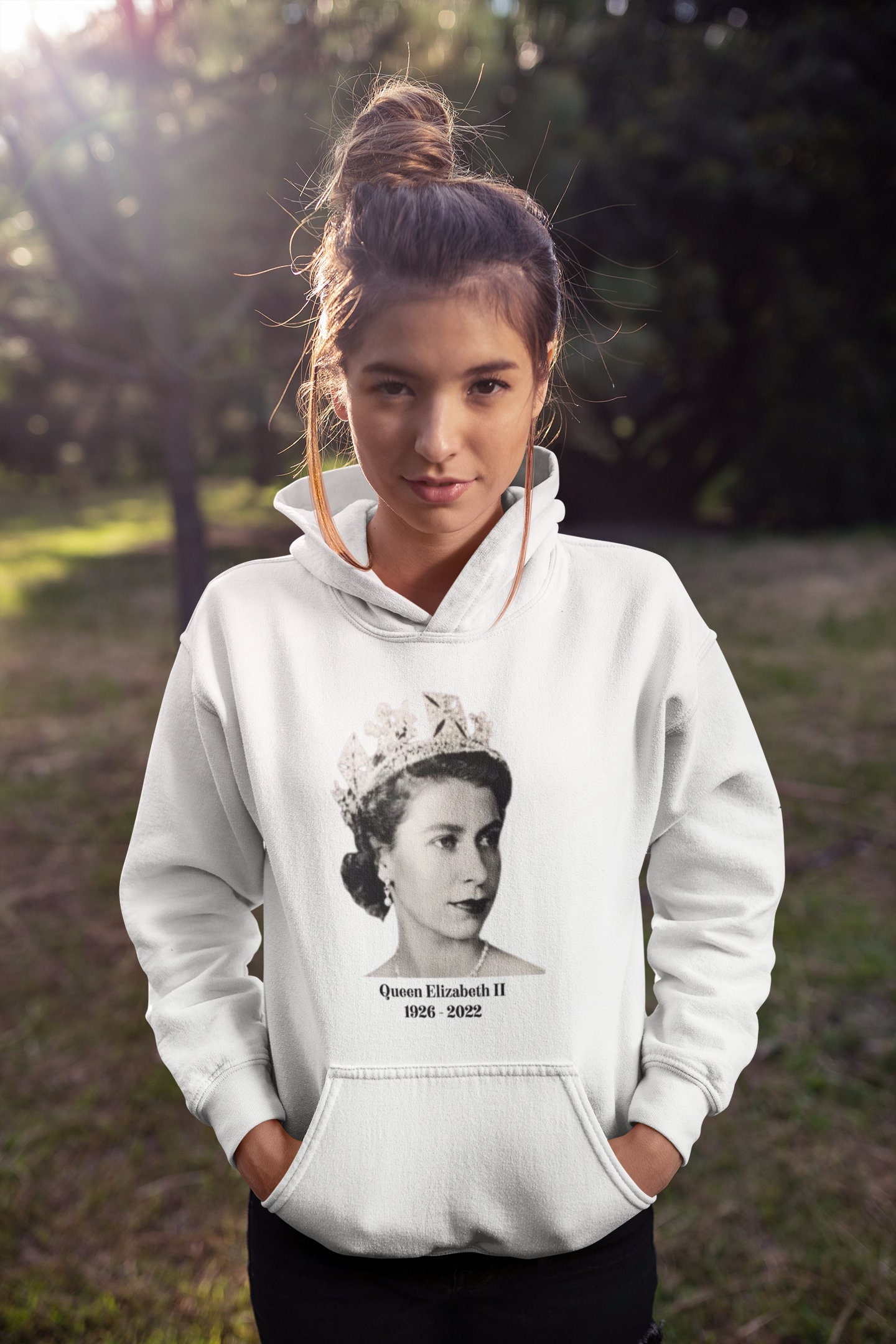 Discover Made in UK - Queen Elizabeth Sweatshirt - RIP Queen - God Save the Queen - Unisex Heavy Blend Hooded Sweatshirt