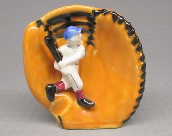 Baseball mitt ashtray ? Wall pocket ? wall hanging ? with baseball player Japan vintage (2101)