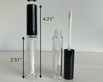 Puede incluir: Dos tubos transparentes de brillo de labios con tapas negras y una varita aplicadora blanca. Los tubos miden 10,7 cm de alto y 1,5 cm de diámetro. Los tubos miden 6,4 cm de alto.