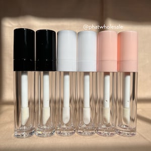 Puede incluir: Seis tubos transparentes de brillo de labios con tapas de diferentes colores. Las tapas son negras, blancas y rosas. Los tubos tienen un aplicador de pie de ciervo blanco. @phatwholesale