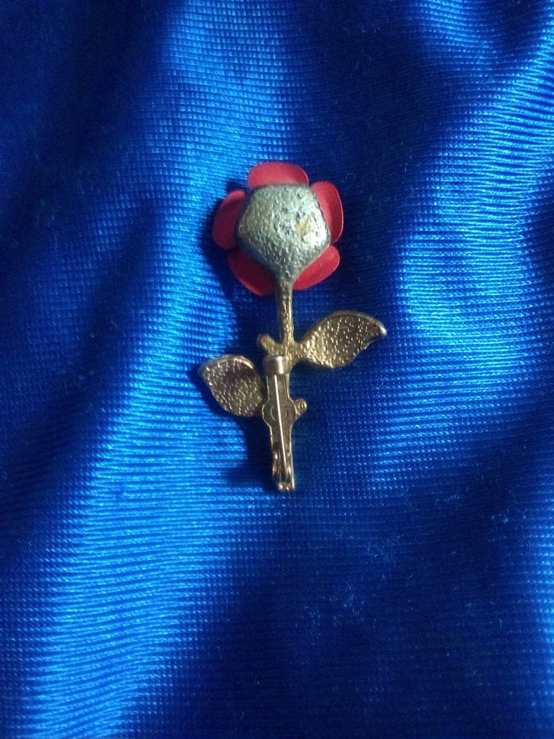 Vintage Gold toned Nice little Rose Lapel pin