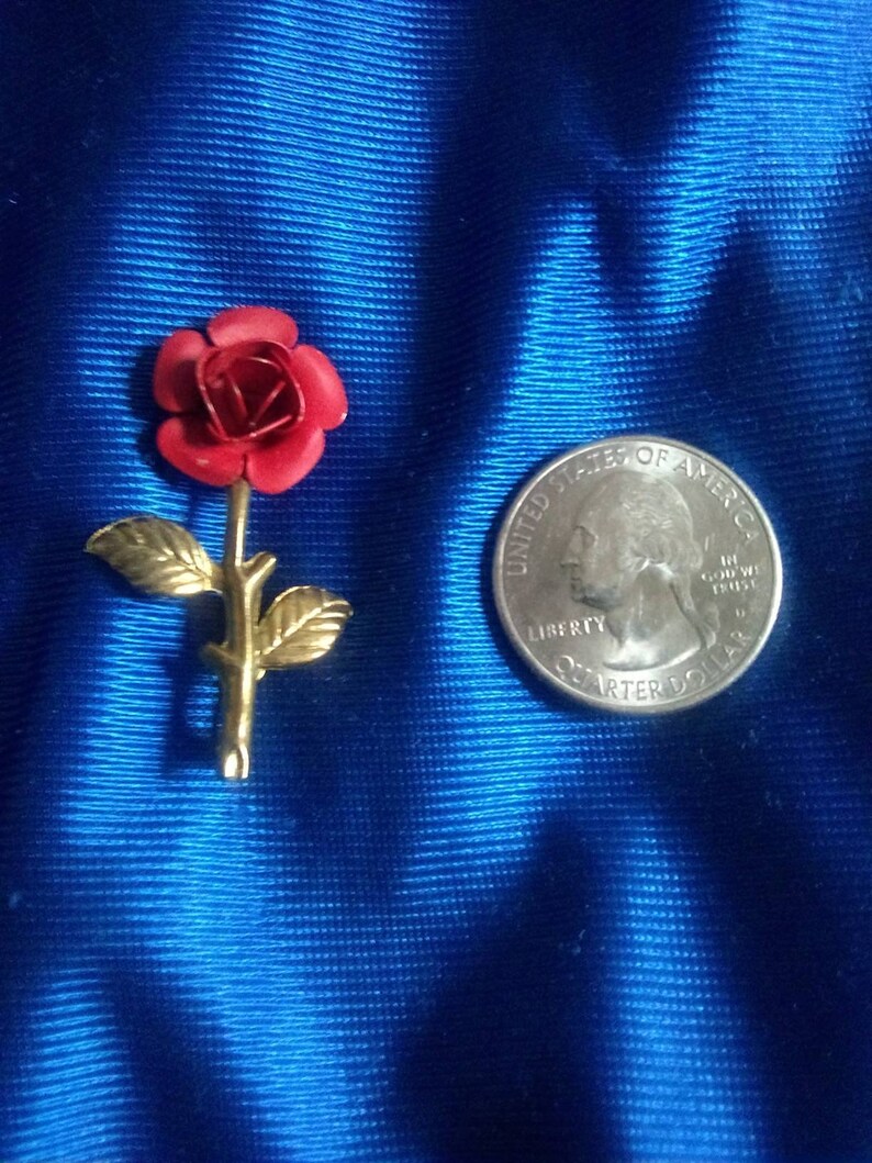 Vintage Gold toned Nice little Rose Lapel pin