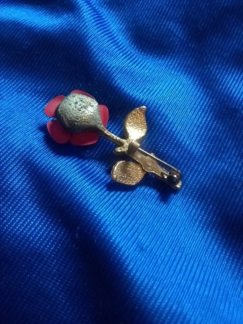 Vintage Gold toned Nice little Rose Lapel pin