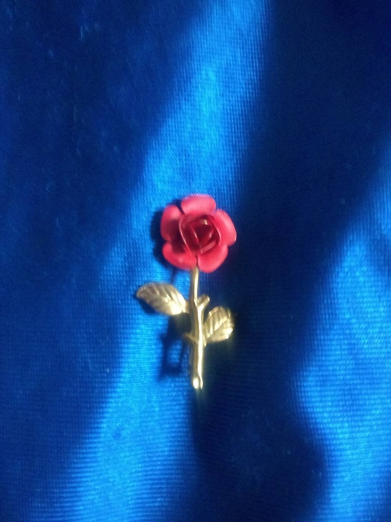 Vintage Gold toned Nice little Rose Lapel pin