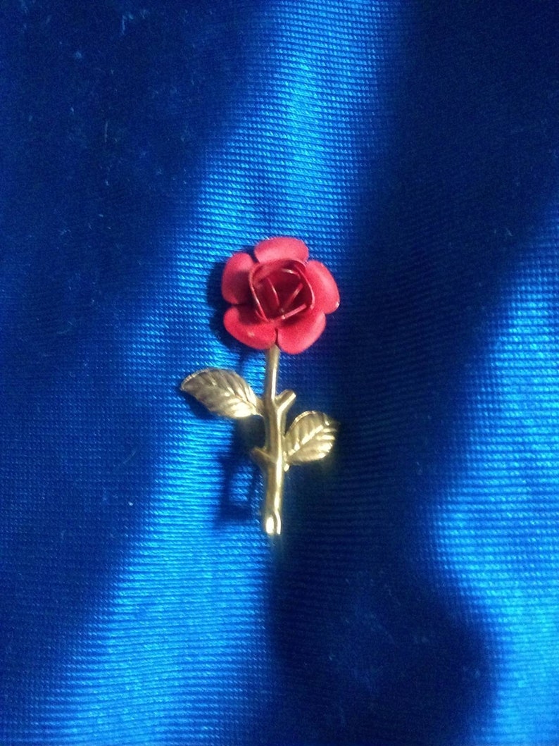 Vintage Gold toned Nice little Rose Lapel pin