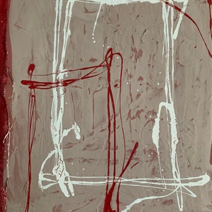 Puede incluir: Pintura abstracta con l&iacute;neas blancas y rojas sobre un fondo marr&oacute;n texturizado.