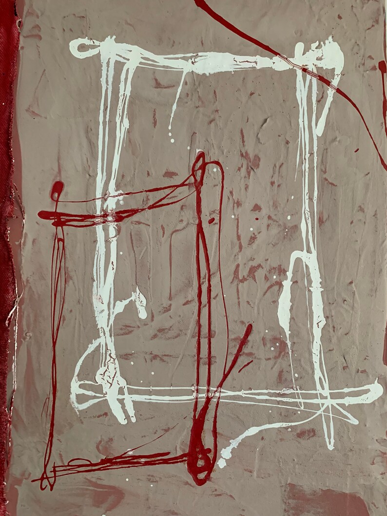 Puede incluir: Pintura abstracta con l&iacute;neas blancas y rojas sobre un fondo marr&oacute;n texturizado.
