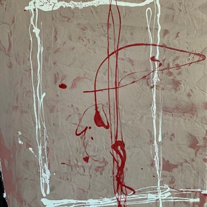 Puede incluir: Pintura abstracta con un marco blanco y l&iacute;neas rojas sobre un fondo beige texturizado.