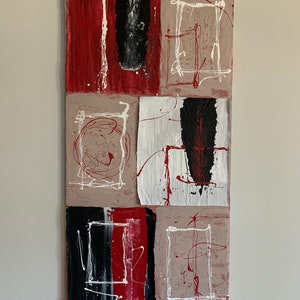 Puede incluir: Pintura abstracta sobre un lienzo texturizado. La pintura est&aacute; dividida en cuatro secciones, cada una con un esquema de color diferente. La secci&oacute;n superior es roja y negra, la secci&oacute;n central izquierda es beige y roja, la secci&oacute;n central derecha es blanca y negra, y la secci&oacute;n inferior es negra, roja y blanca. La pintura presenta l&iacute;neas y formas blancas en todo.