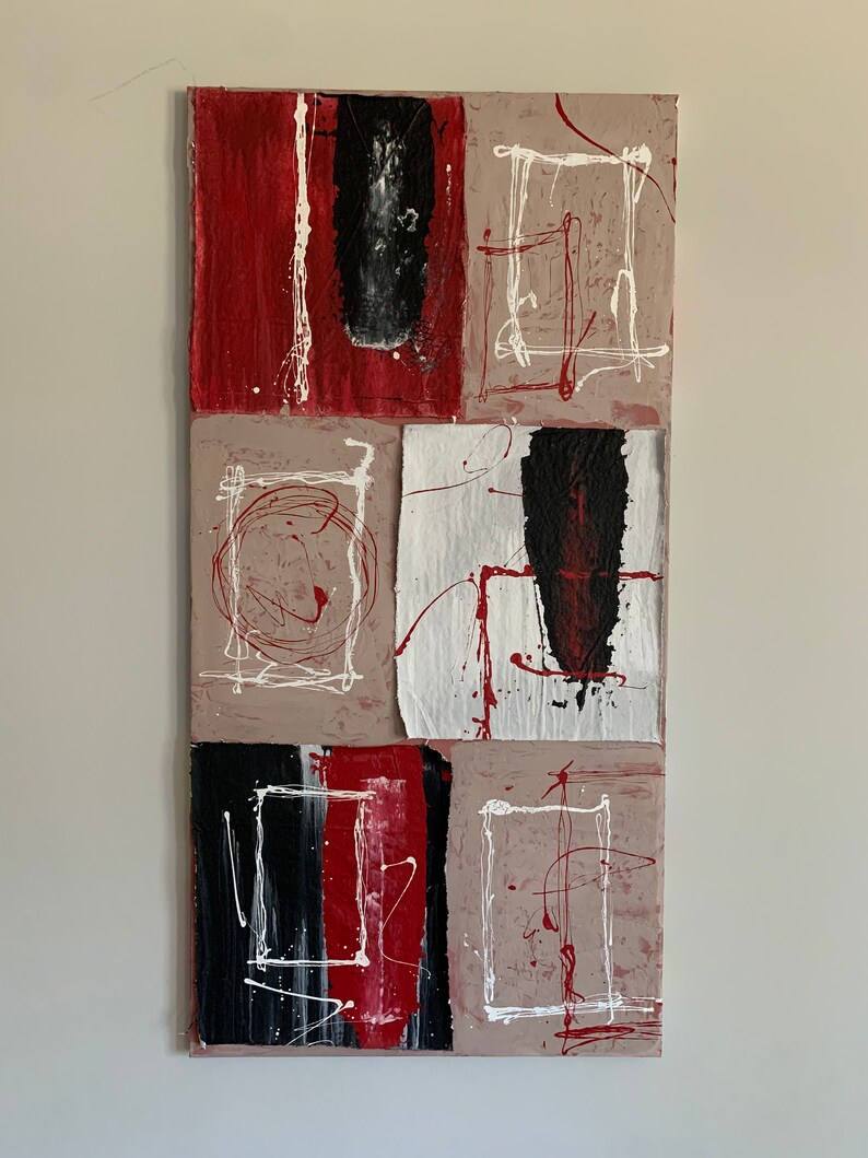 Puede incluir: Pintura abstracta sobre un lienzo texturizado. La pintura est&aacute; dividida en cuatro secciones, cada una con un esquema de color diferente. La secci&oacute;n superior es roja y negra, la secci&oacute;n central izquierda es beige y roja, la secci&oacute;n central derecha es blanca y negra, y la secci&oacute;n inferior es negra, roja y blanca. La pintura presenta l&iacute;neas y formas blancas en todo.