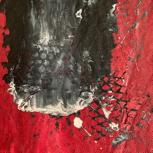 Puede incluir: Pintura abstracta sobre lienzo con fondo rojo y dise&ntilde;o de salpicaduras en blanco y negro.