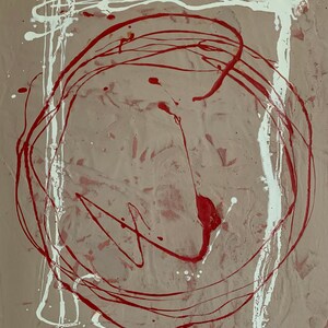 Puede incluir: Pintura abstracta con salpicaduras y l&iacute;neas de pintura roja y blanca sobre un fondo beige. La pintura roja forma un c&iacute;rculo en el centro del lienzo.