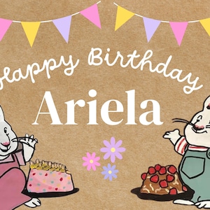 Könnte beinhalten: Ein brauner Papierhintergrund mit dem Text Happy Birthday Ariela in weißer Schreib- und Blockschrift. Zwei weiße Kaninchen sind abgebildet, eines in einem rosa Kleid und eines in einer grünen Latzhose, dazu bunte Luftballons, Wimpel und Blumen.