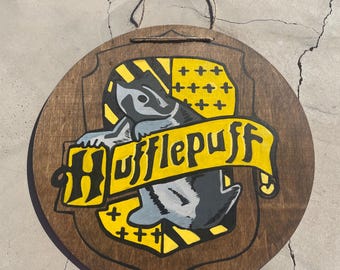 Hufflepuff Türschild | Hölzernes Türschild Magier | Harry Potter Haus Dekor | Gelbes & schwarzes Raumschild | Geschenk für Potter Fans | Hogwarts Dez