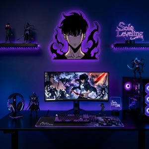 Puede incluir: Una configuración de juego con una computadora de escritorio, teclado y ratón, iluminada con luces moradas. La pared muestra una luz de personaje "Solo Leveling" y un letrero de neón. Figuras y auriculares completan el tema.