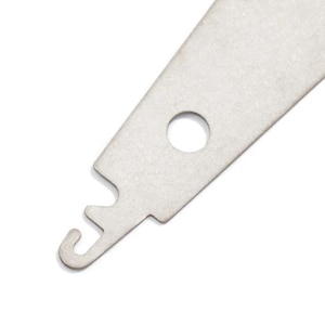 Puede incluir: Primer plano de una herramienta de metal plateado con un gancho y un agujero. La herramienta tiene una forma plana y rectangular con un gancho curvado en un extremo y un agujero circular cerca del centro. El metal tiene un acabado cepillado.