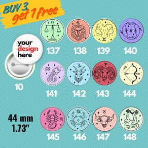 Puede incluir: Una colección de 12 botones redondos con signos del zodiaco, cada uno con una ilustración y un número únicos. Los botones son de varios colores, incluyendo rosa, naranja y azul, con arte lineal negro. Un botón tiene el texto "your design here". El texto "BUY 3 get 1 free" está en la esquina superior izquierda.