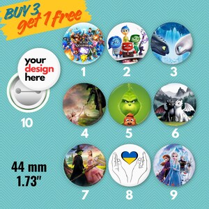 Può includere: Una collezione di spille rotonde da 44 mm con vari design. I design includono personaggi di film come "Inside Out", "Dragon Trainer" e "Frozen", oltre a un'opzione di design personalizzato. Il testo "BUY 3 get 1 free" è visibile.